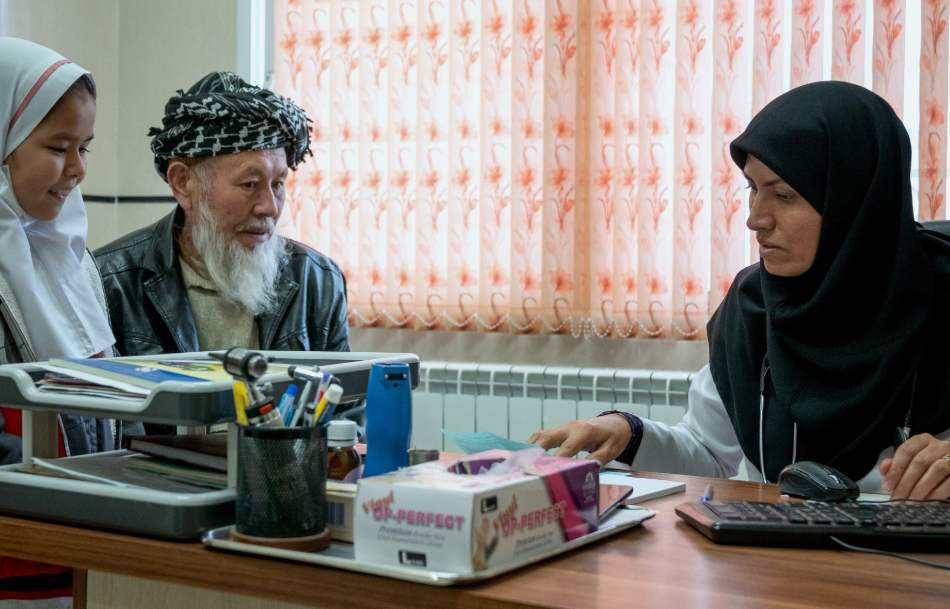 Médica afgana ayuda a las personas refugiadas a luchar contra la COVID-19