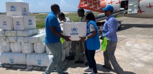 Un puente aéreo de ACNUR lleva ayuda humanitaria a somalíes aislados por las inundaciones