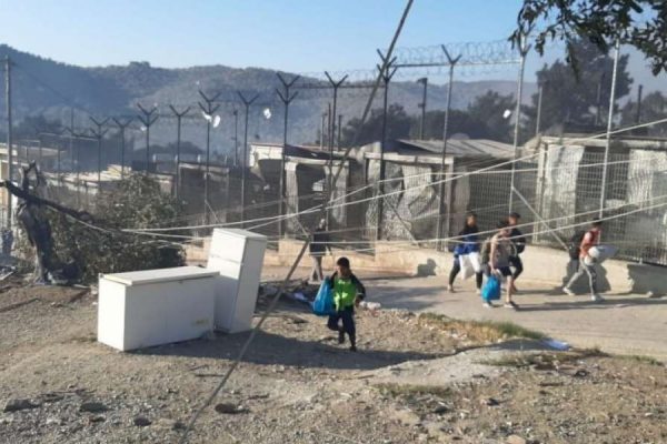 ACNUR ofrece apoyo tras el incendio en centro de acogida para solicitantes de asilo en Moria