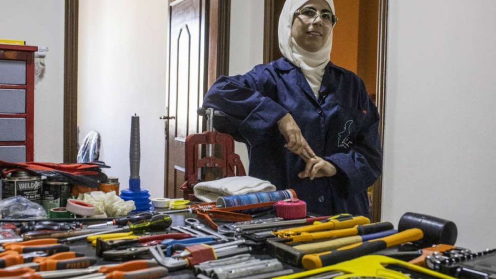 Aprendió plomería por casualidad y ahora enseña a mujeres refugiadas sirias