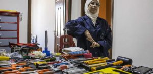 Aprendió plomería por casualidad y ahora enseña a mujeres refugiadas sirias