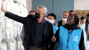 Filippo Grandi, Alto Comisionado de la ONU para los Refugiados, inspecciona artículos no alimentarios en un almacén en Kabul, Afganistán. © ACNUR/Ghulam Abbas Farzami