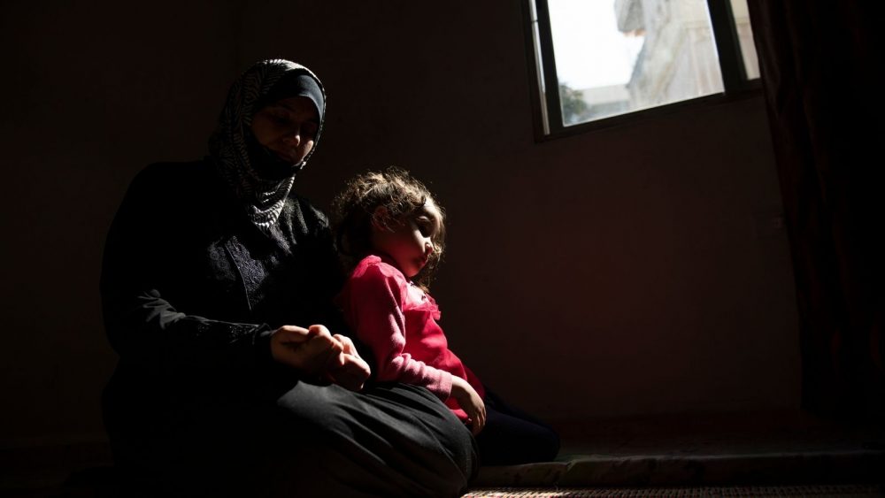 Debido al confinamiento por la pandemia de Covid-19 y la crisis económica en el Líbano, son cada vez más las familias sirias que requieren apoyo psicosocial. © UNHCR/Haidar Darwish