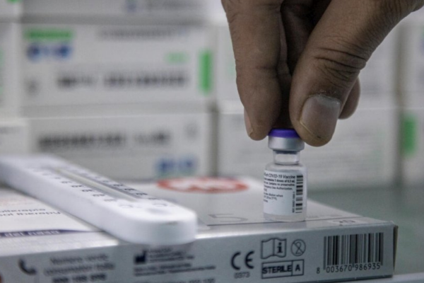 Vacunas de COVID-19 en un centro de almacenamiento y refrigeración Foto: © ACNUR/José Cendon