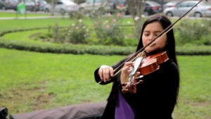 Orianny García, migrante venezolana, violinista y miembro d ela orquesta Lima Simphony Project. Foto: ACNUR
