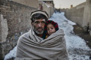 Rehman Gul* y su hija de dos años cerca de su casa en las afueras de Kabul. La familia huyó de Jalalabad hace 10 años a causa de los combates (*Nombre cambiado por motivos de protección). © ACNUR/Andrew McConnell