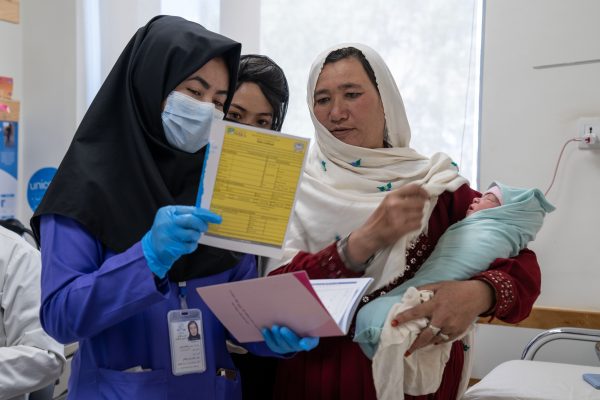 Formación de parteras en Afganistán ayuda a abordar las altas tasas de mortalidad maternal e infantil