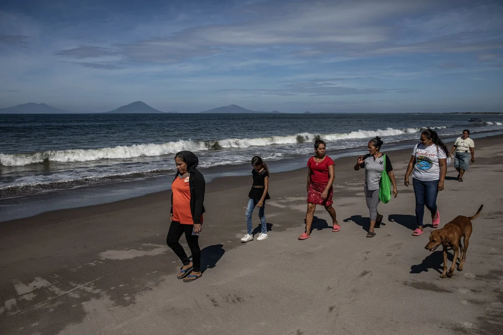 Mujeres marisqueras en la playa de Cedeño rumbo a la siembra de manglar
