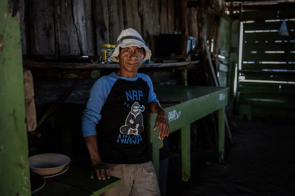 Retrato de Edwin Cruz en la puerta de su casa en Cedeño