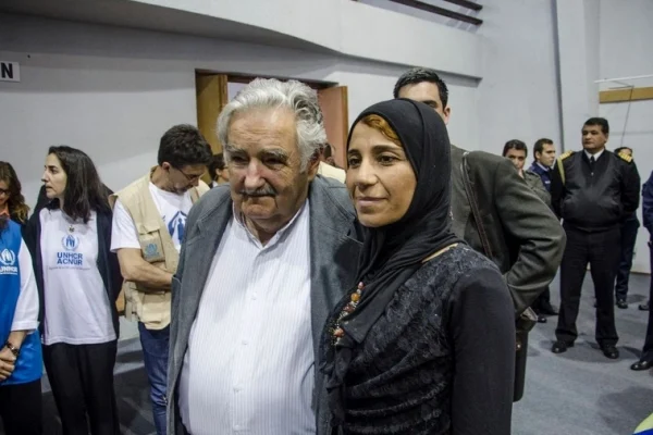 Mujica recibió en el Aeropuerto Internacional de Carrasco al primer grupo de familias sirias reasentadas en el país, en octubre de 2014. © ACNUR/Alejandra López