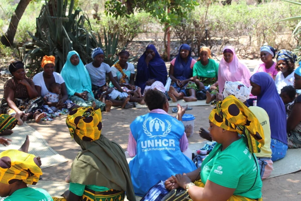 Un grupo de mujeres desplazadas se sientan juntas para una sesión de apoyo psicológico facilitada por un equipo de ACNUR y sus socios.