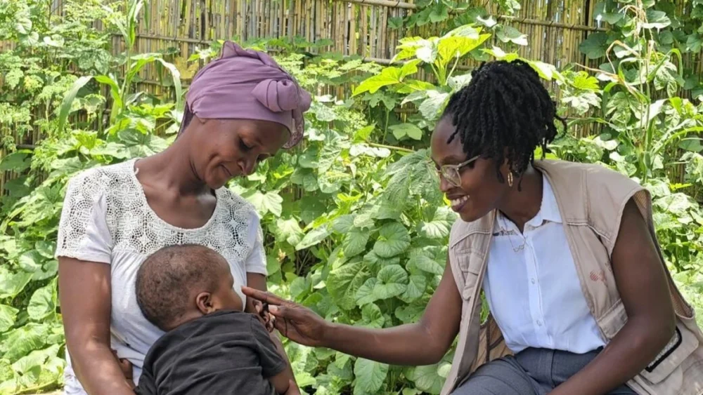 A la puerta de su casa en Cabo Delgado, la psicóloga Ancila Niyubuntu comparte un momento de alegría con Viaze Abudo, una de las mujeres a las que ha apoyado.