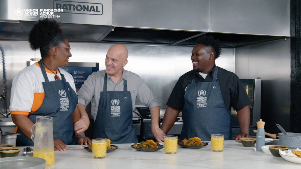 Santiago Giorgini cocinando junto a Wesley y Sephora de Haití.