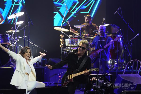Soledad Pastorutti junto a Richard Coleman en el Concierto con los Refugiados 2024.