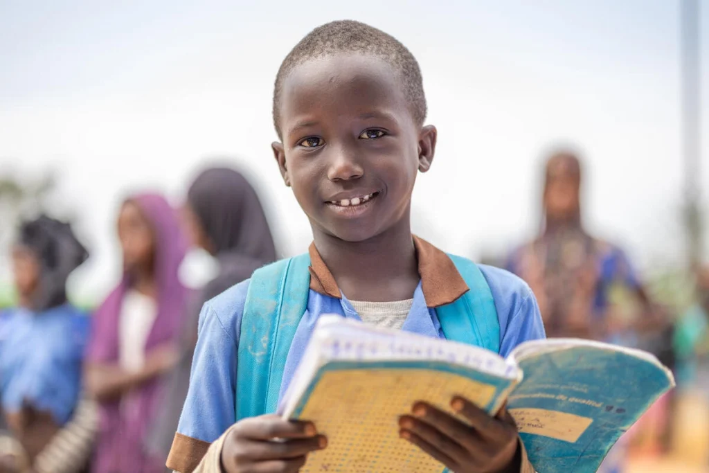 Fele Mbangue Steve, de 8 años, es un niño refugiado de la República Centroafricana matriculado en la escuela primaria local del este de Camerún, donde vive su familia.© ACNUR/Charity Nzomo
