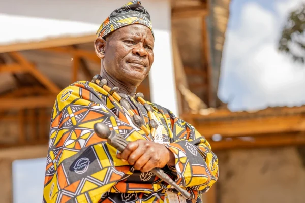 Martin Azia Sodea, Jefe de la aldea de Gado-Badzéré, en Camerún, es el ganador del Premio Nansen para los Refugiados de ACNUR 2025. © ACNUR/Charity Nzomo