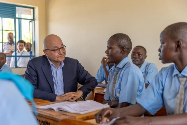 El Alto Comisionado de la ONU para los Refugiados, Barham Salih, conversa con estudiantes refugiadas en la Escuela Secundaria The Big Heart Foundation en Kakuma, Kenia. ©ACNUR/Charity Nzomo