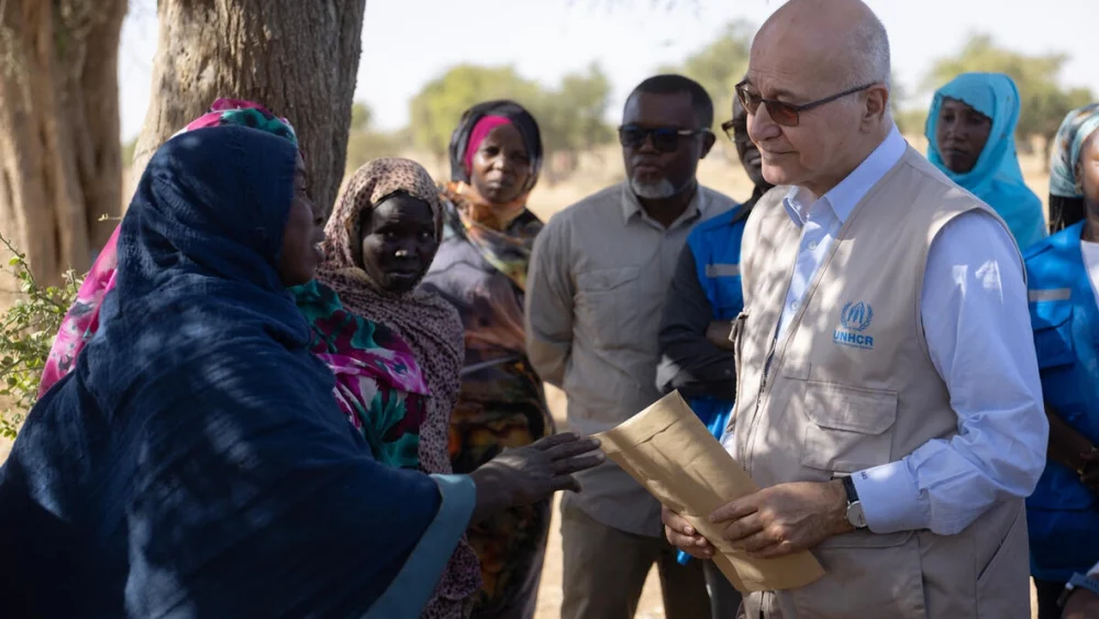 El Alto Comisionado de las Naciones Unidas para los Refugiados, Barham Salih, se reúne con refugiados sudaneses y miembros de la comunidad local que cultivan y venden productos juntos en un huerto comunitario en Farchana, Chad. © ACNUR/Hélène Caux