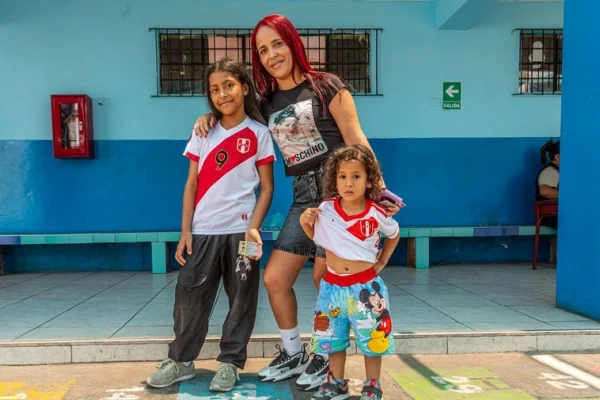 Endrianyelis (al centro) llegó a Lima tras huir de Venezuela en 2018 junto a su hija Aranquelis (a la izquierda). Unos años después, ya en el Perú, nació Gadiel (a la derecha). Esta es una de las miles de familias refugiadas que residen en el norte de Lima. © ACNUR/Jaime Giménez