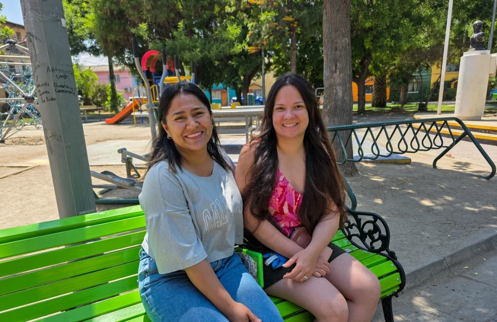 Daviannys y Risdayly compartieron juntas en las sesiones grupales de salud mental impartidas por la Vicaría Pastoral Social. © ACNUR/Rossana Chávez