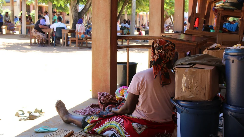 Una mujer desplazada por las recientes inundaciones se refugia en una escuela en Xai-Xai, provincia de Gaza, Mozambique. © ACNUR/Isadora Zoni