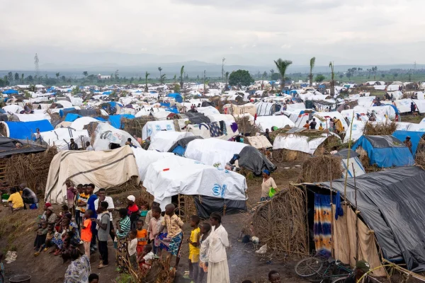 Decenas de miles de personas refugiadas congoleñas han huido a Burundi en los últimos meses, lo que ha supuesto una enorme presión para los recursos humanitarios. © ACNUR/Arnold Temple