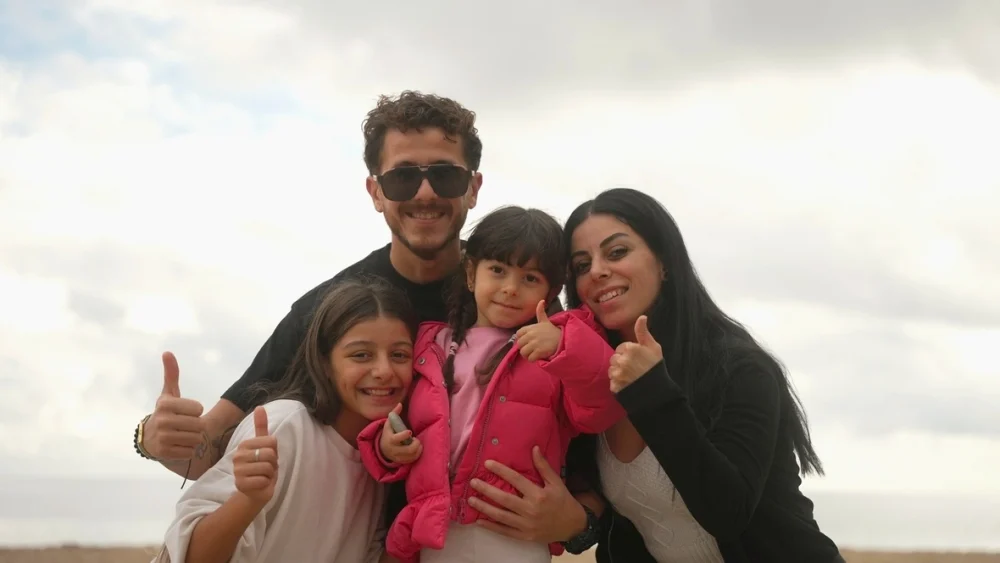 Raed y Noura se vieron forzados a huir del conflicto en Siria. Tras un exilio de 14 años en Líbano, llegaron con sus hijas a Calella, Barcelona, a través del programa de reasentamiento de España. © ACNUR/Ébano Stories