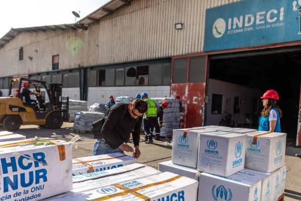 Personal del Instituto Nacional de Defensa Civil (INDECI) descarga parte de la ayuda humanitaria donada por ACNUR en uno de sus almacenes situado en el Callao, Perú. © ACNUR/Jaime Giménez