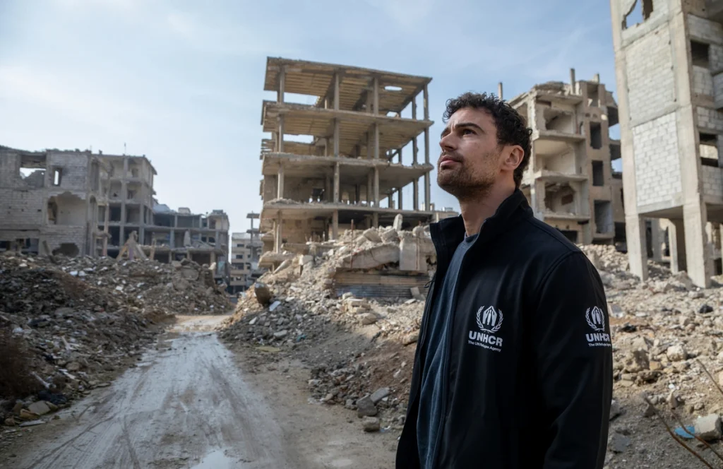 El Embajador de Buena Voluntad de ACNUR, Theo James, constata la destrucción en el barrio de Tadamon, en Damasco. © ACNUR/Hameed Maarouf