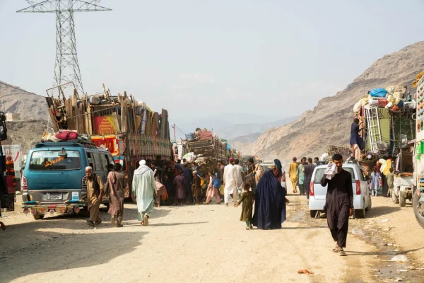 Retornados afganos cruzan por el paso fronterizo de Torkham, desde Pakistán, en septiembre de 2025, como parte de la oleada de retornos de refugiados desde Pakistán e Irán, que tiene lugar desde 2023. © ACNUR/Oxygen Empire Media Production