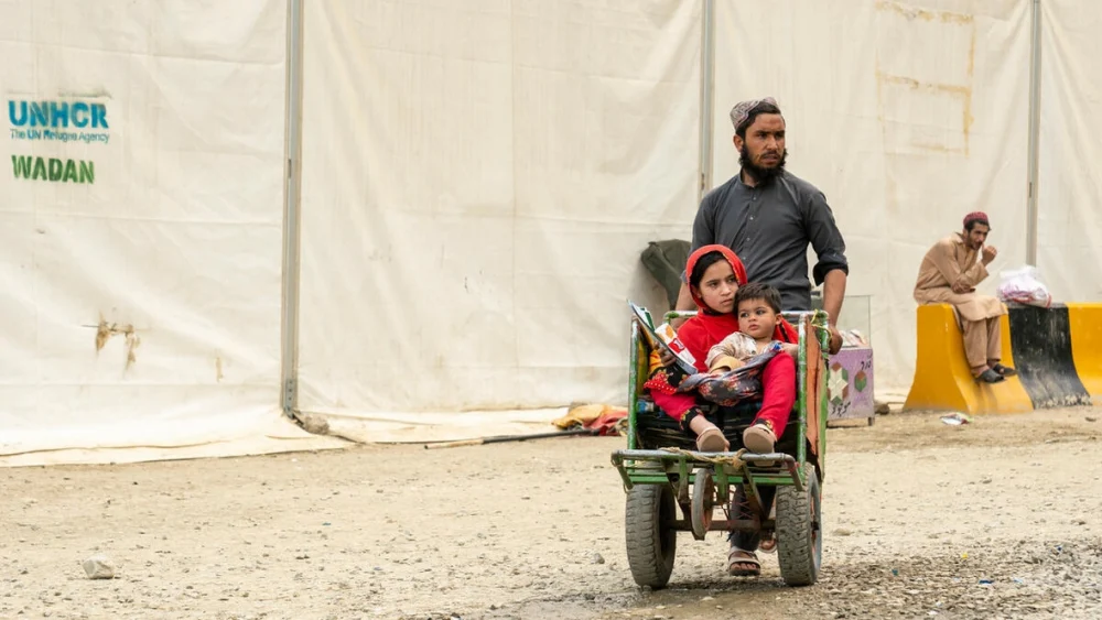 Hadigul lleva a sus hermanas pequeñas, Sabria y Freshta, mientras retornan a Afganistán. A pesar de las dificultades a las que se han enfrentado, esta familia tan unida demuestra su fortaleza y resiliencia en esta nueva etapa. © ACNUR/Oxygen Empire Media Production