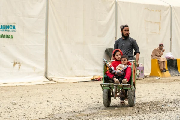 Hadigul lleva a sus hermanas pequeñas, Sabria y Freshta, mientras retornan a Afganistán. A pesar de las dificultades a las que se han enfrentado, esta familia tan unida demuestra su fortaleza y resiliencia en esta nueva etapa. © ACNUR/Oxygen Empire Media Production