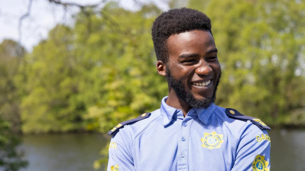 Emmanuel Tacima Samuel, un refugiado de Sudán del Sur reasentado en Irlanda cuando era adolescente, es ahora agente de la Garda en su comunidad. © ACNUR/Aoife Harte