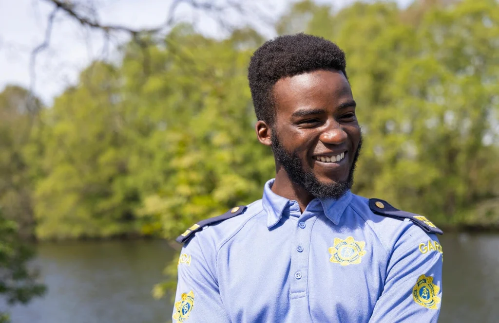 Emmanuel Tacima Samuel, un refugiado de Sudán del Sur reasentado en Irlanda cuando era adolescente, es ahora agente de la Garda en su comunidad. © ACNUR/Aoife Harte