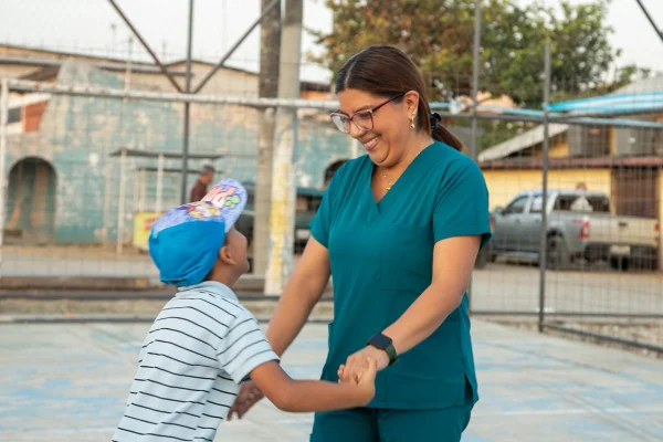 Anghie llegó desde Venezuela con la decisión de seguir haciendo lo que sabía hacer mejor: escuchar, acompañar y enseñar. Desde su nueva comunidad en Guayaquil, ella ha convertido el refuerzo escolar en un camino para la confianza y la construcción de comunidad desde el ejercicio de los derechos. © ACNUR/Bill Vargas