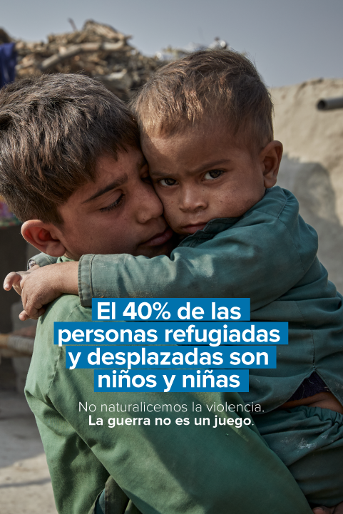Rahatullah, de 8 años, carga a su hermano menor Nauman, de 2 años, enfermo, en su hogar temporal en Jalalabad, Afganistán.